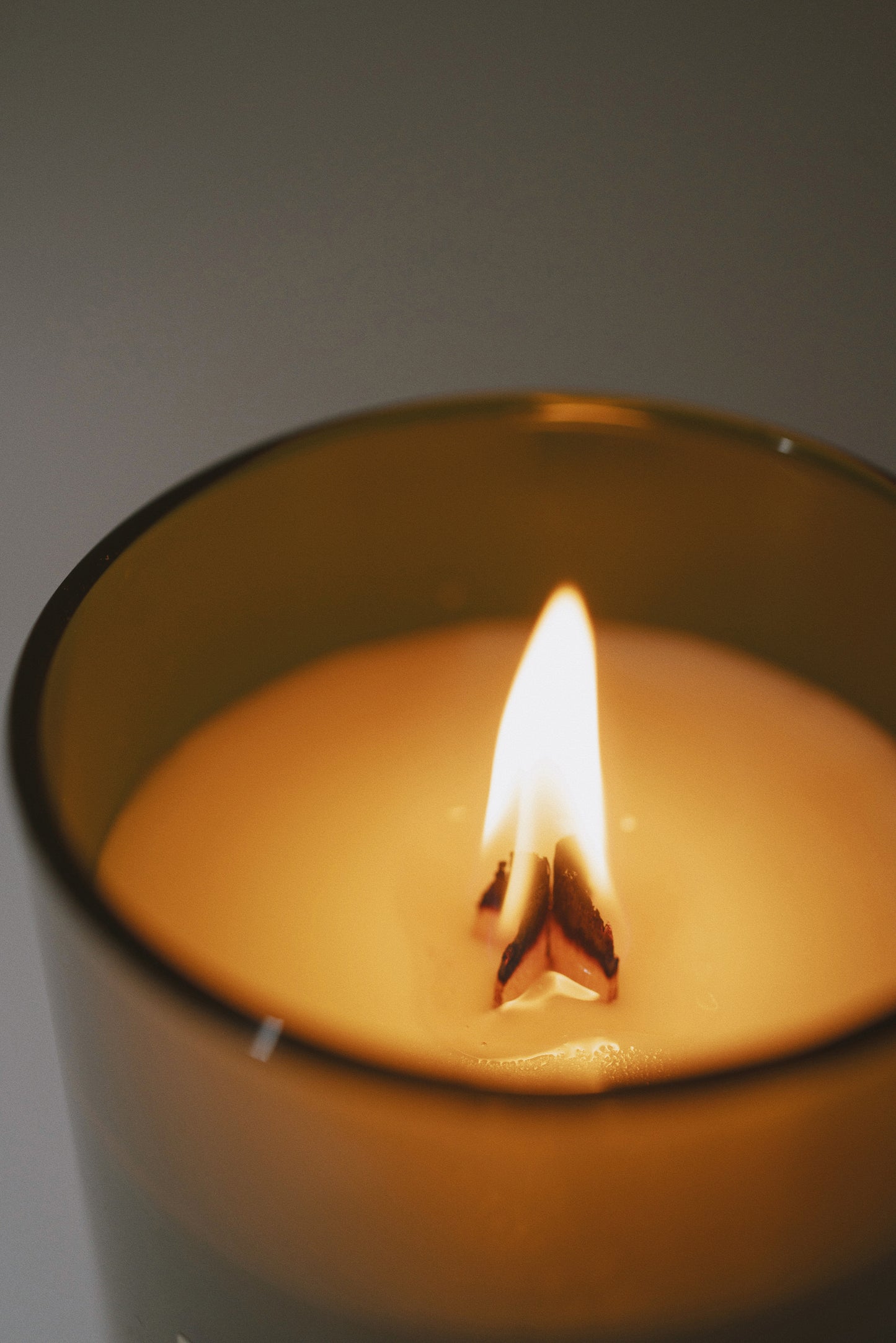 Aurora – sójová svíčka v láhvi od vína