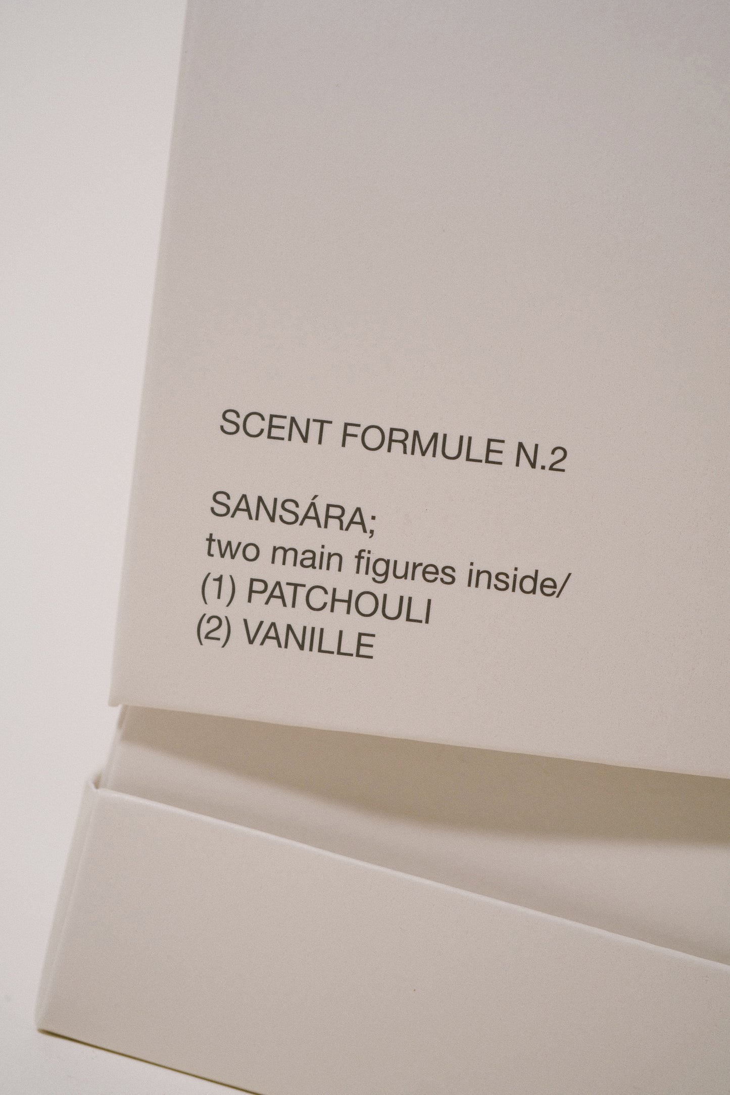 Sansára – sójová svíčka v láhvi od vína