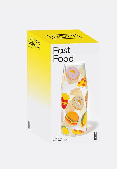 Sklenice s karafou fast food
