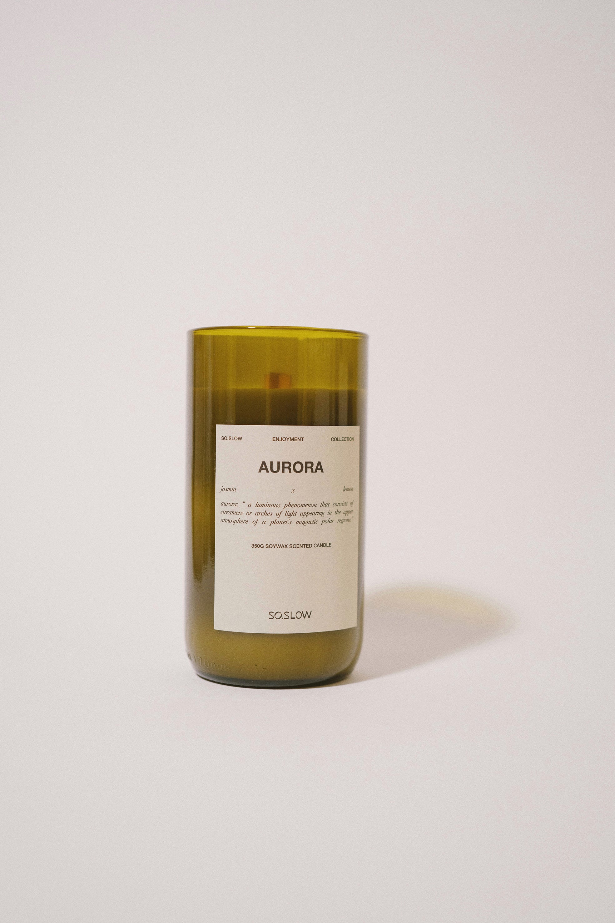 Aurora – sójová svíčka v láhvi od vína