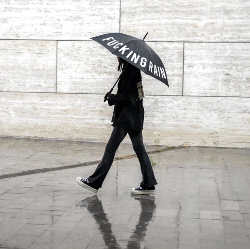 Černý deštník Fucking rain