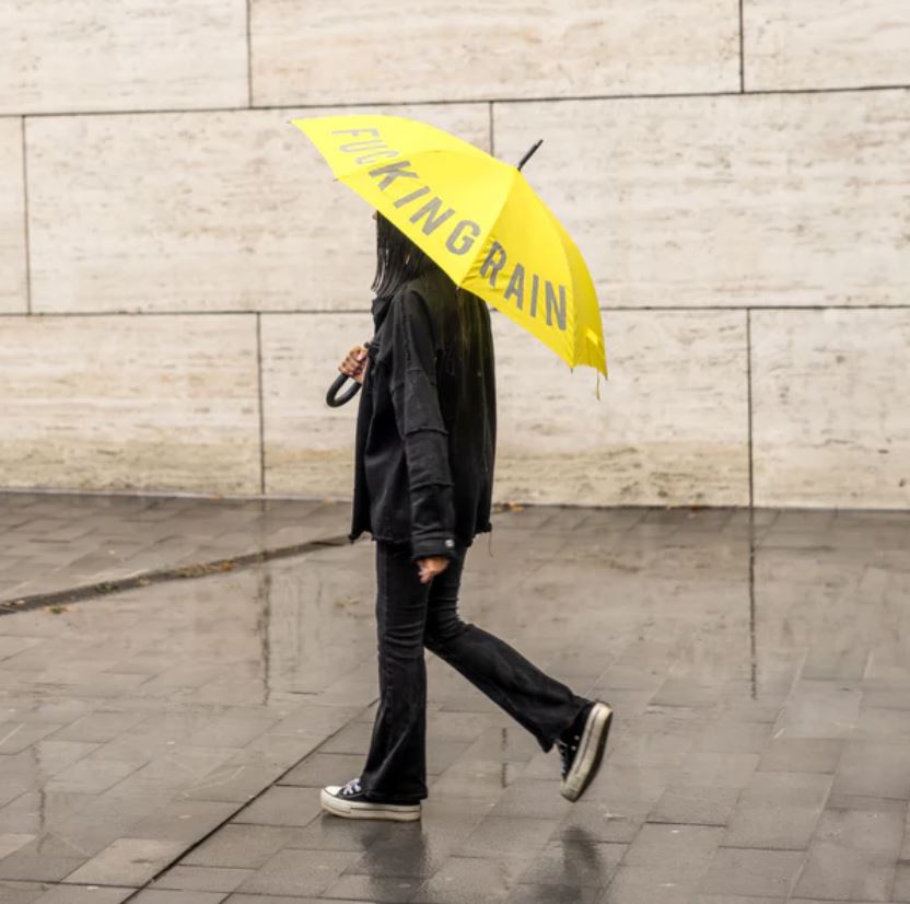 Žlutý deštník Fucking rain