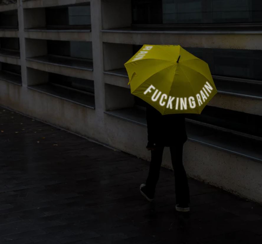 Žlutý deštník Fucking rain