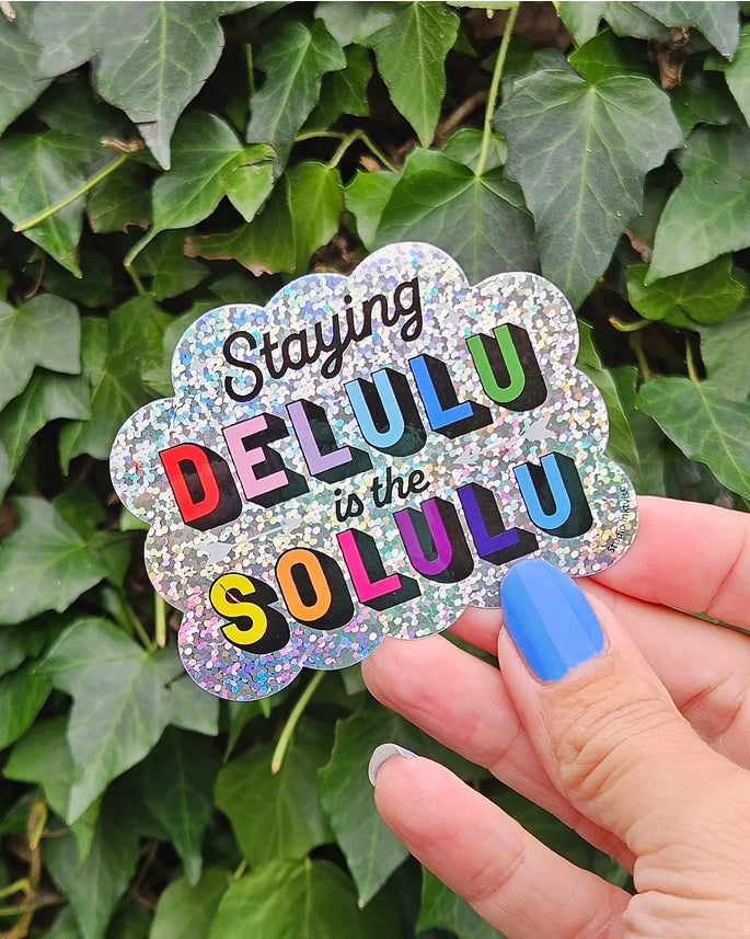 Třpytivá samolepka - Staying delulu is the solulu